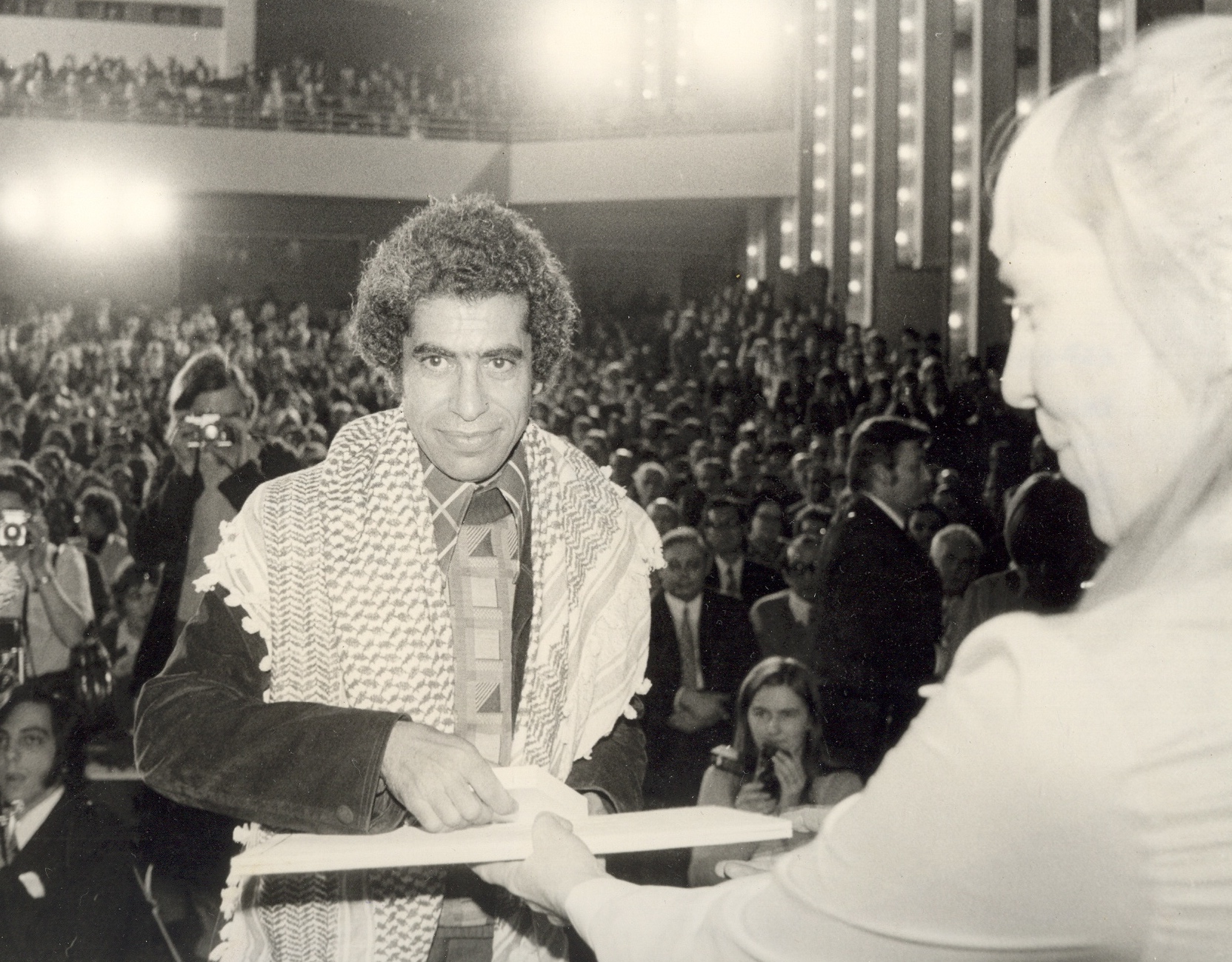 ​قاسم حول يتسلم حمامة بيكاسو الفضية جائزة فيلم بيوتنا الصغيرة 1974 في مهرجان لايبزغ