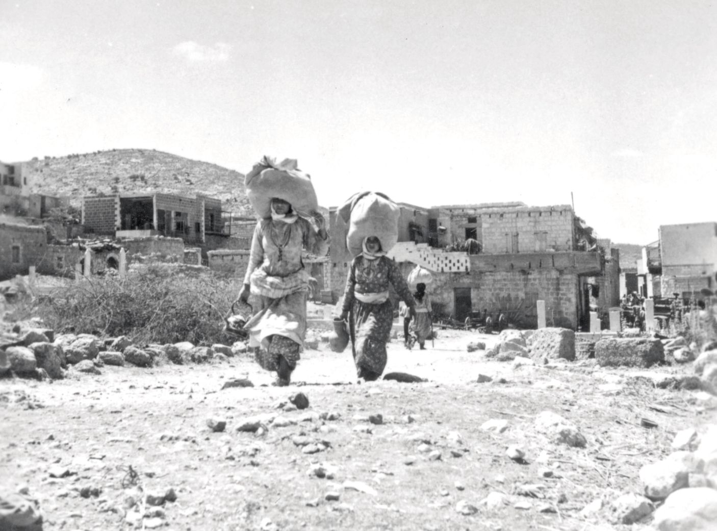 Palestinian refugees in the Ramle area, 1948. Boris Carmi / The IDF and Defense Establishment Archives