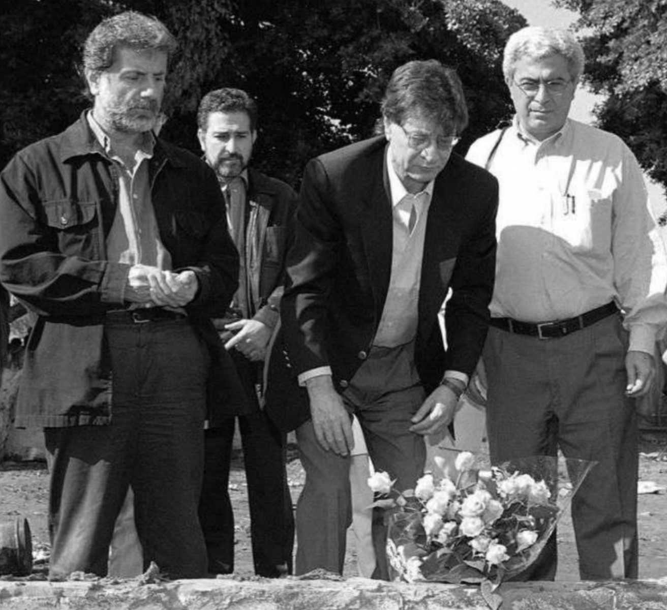 من اليمين: الياس خوري، محمود درويش، سمير قصير، مارسيل خليفة. مقبرة صبرا وشاتيلا . ١٩٩٩