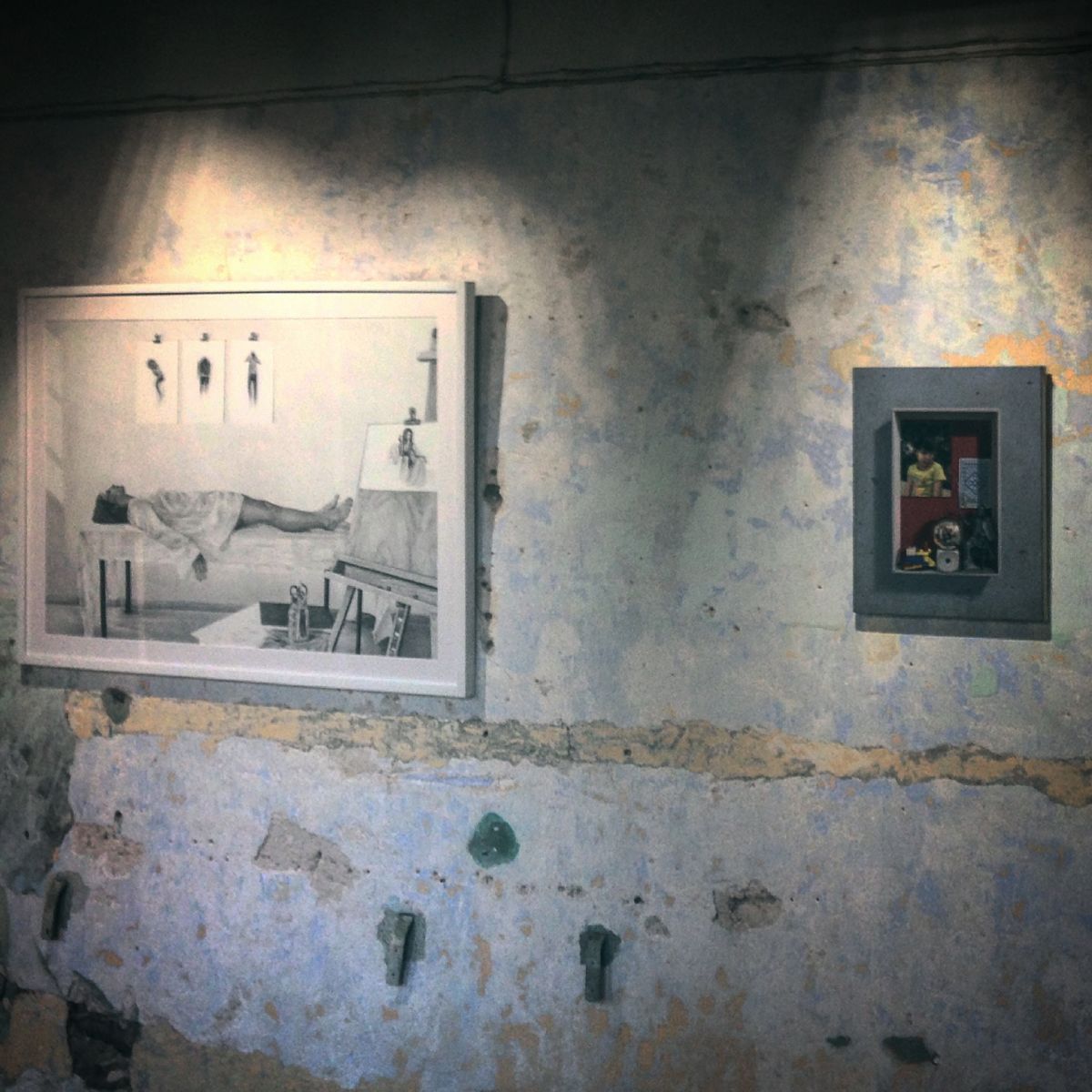 اعمال فنية ل سماح شحادة على اليسار وميخائيل حلاق من معرض الناصرة