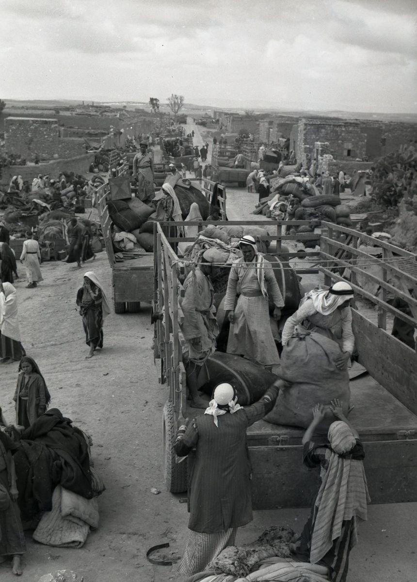 The evacuation of Iraq al-Manshiyya, near today's Kiryat Gat, in March, 1949. Collection of Benno Rothenberg/The IDF and Defense Establishment Archives