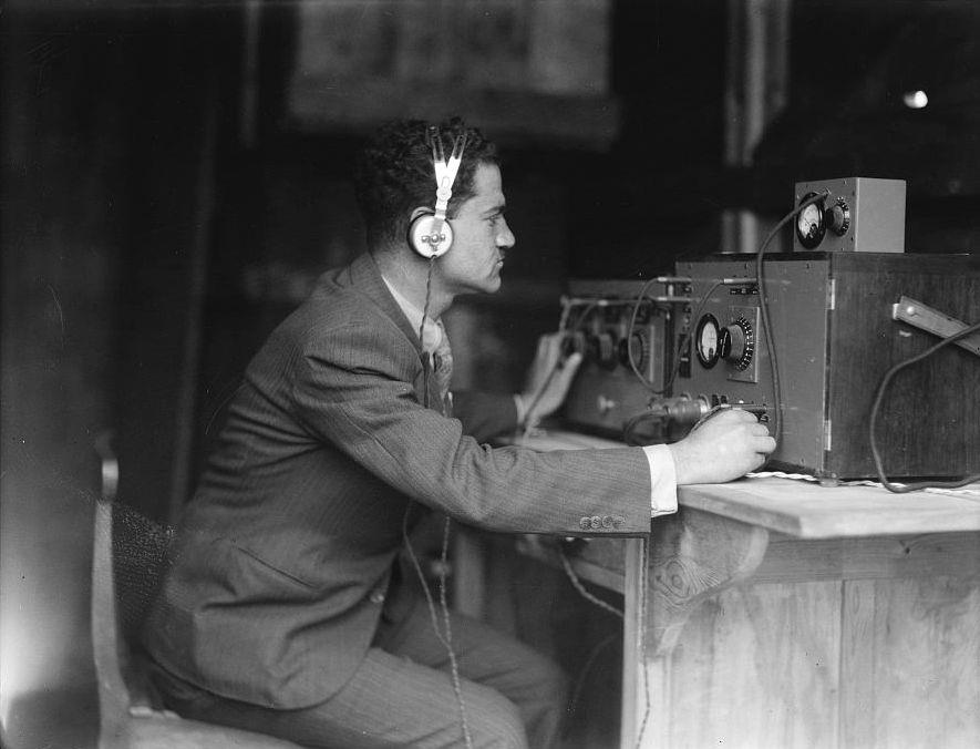 صورة لأول مهندس صوت عمل في دار الإذاعة، وكان قد استشهد في مبنى الإذاعة على يد العصابات الصهيونية. أرشيف الباحث أحمد مروات