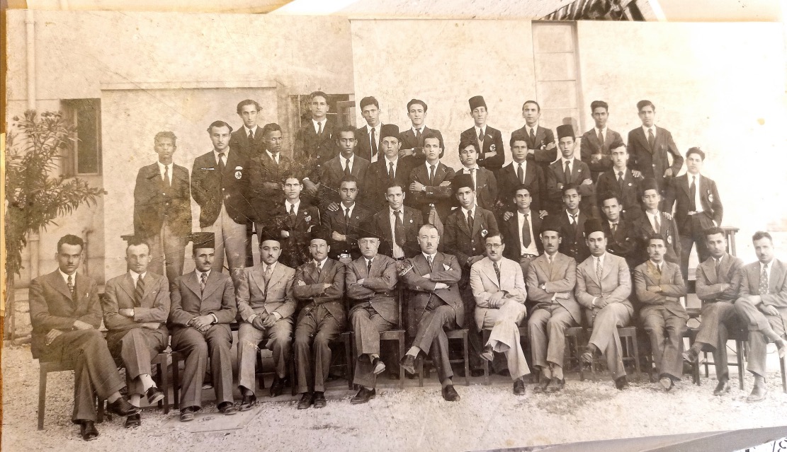صورة جبرا الجماعية في المدرسة الرشيدية في القدس حيث كان طالبا، الأول في الصف الأعلى يساراً.