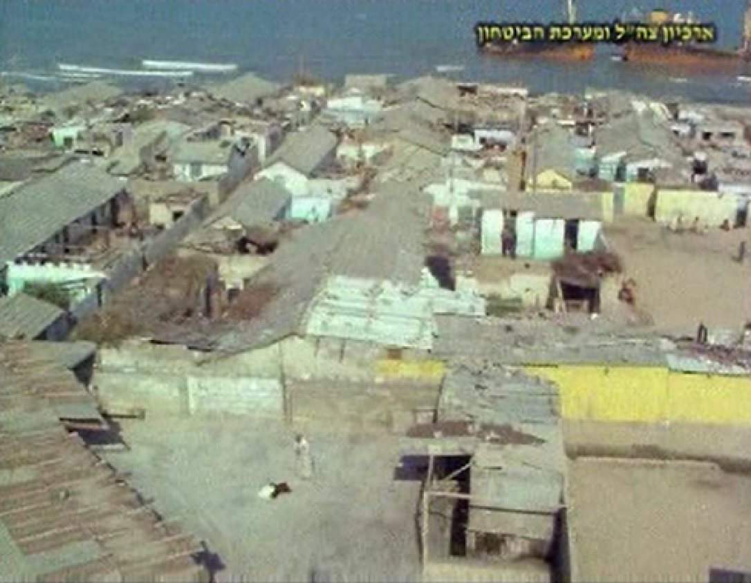 مخيم ساحلي للاجئين. لقطة من الأفلام التي نهبها الجيش الإسرائيلي في بيروت في الثمانينيات.