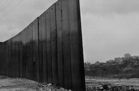 جوزيف كوديلكا: الجدار/بيروت... في دار النمر للفن والثقافة